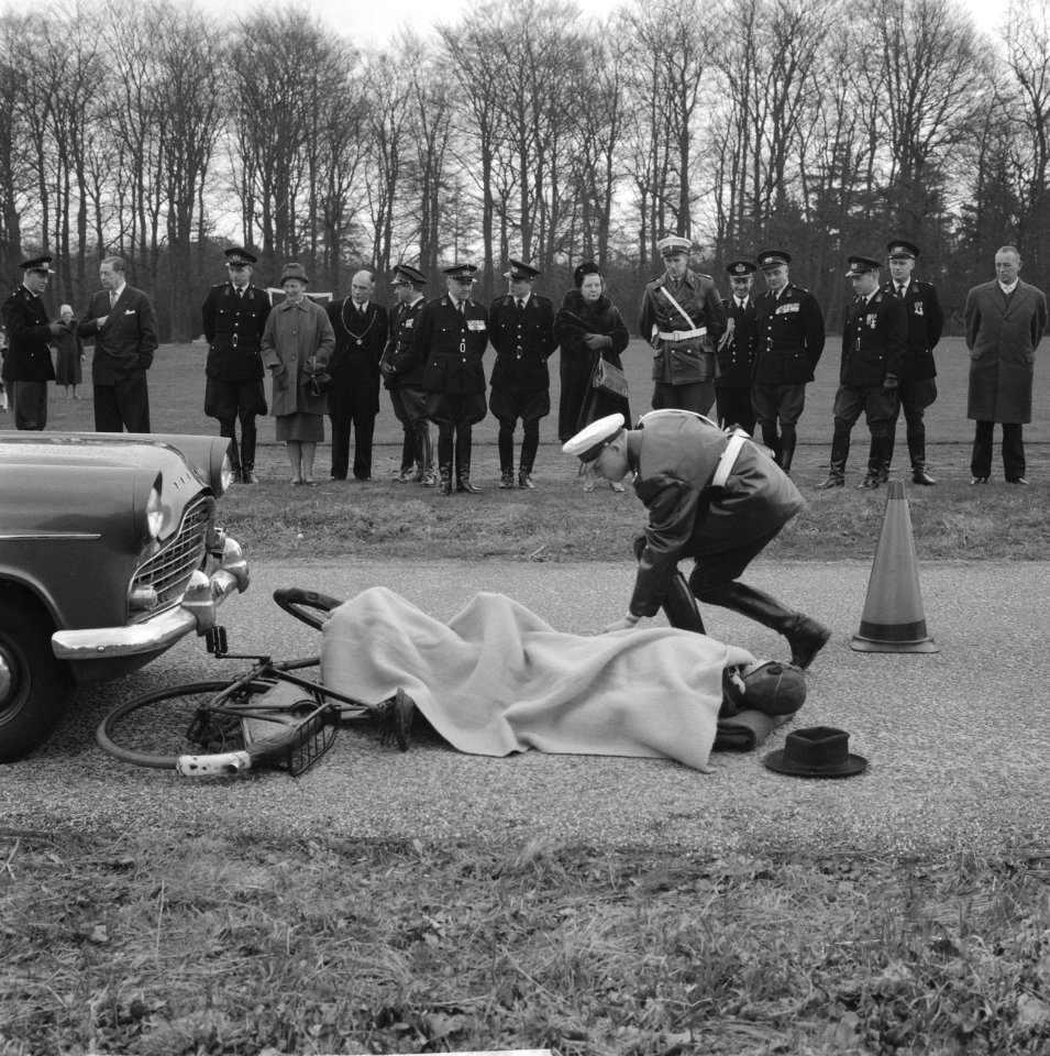 Koningin Juliana bezoekt de verkeersschool voor de Rijkspolitie De Varenkamp te , Bestanddeelnr 913-7529