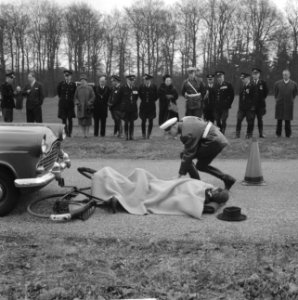 Koningin Juliana bezoekt de verkeersschool voor de Rijkspolitie De Varenkamp te , Bestanddeelnr 913-7529