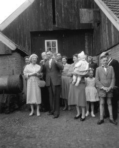 Koningin Juliana bezoekt Deventer en Vriezenveen. Bezoek aan boerderij van famil, Bestanddeelnr 909-5422