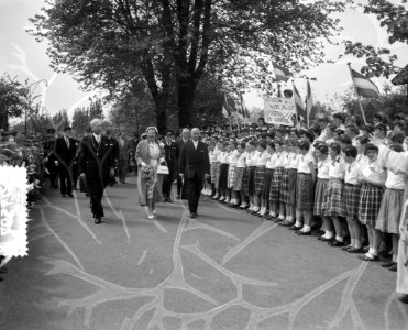 Koningin Juliana bezoekt de Landbouw Huishoudschool in Reuver, Bestanddeelnr 907-7597