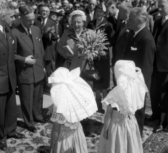 Koningin Juliana bezoekt een landbouwtentoonstelling in Utrecht en spreekt met t, Bestanddeelnr 905-0983