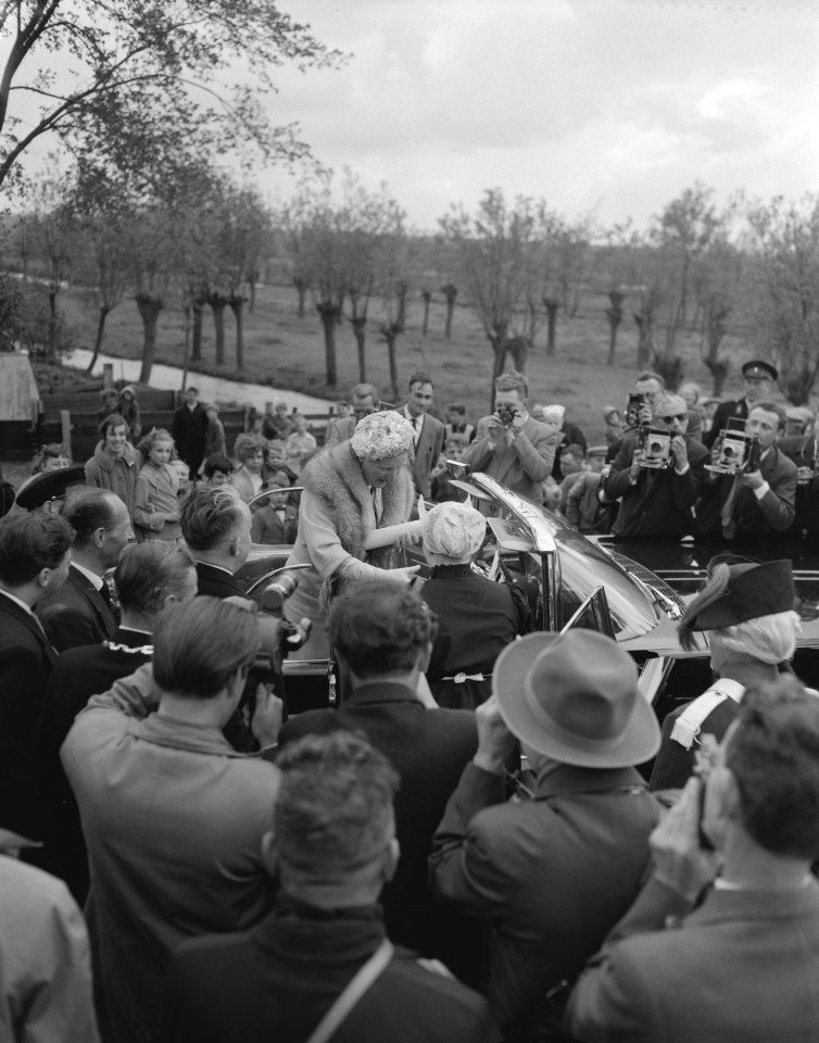 Koningin Juliana bezoekt de stormvloedkering te Krimpen aan den IJssel, Bestanddeelnr 909-5870