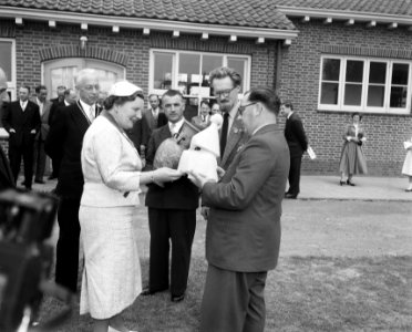 Koningin Juliana bezoekt de Landbouw Huishoudschool in Reuver, Bestanddeelnr 907-7596