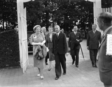 Koningin Juliana bezoekt Arnhem, Bestanddeelnr 905-9313