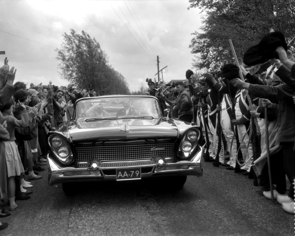 Koningin Juliana bezoekt de Krimpenerwaard, de auto rijdt door een erehaag, Bestanddeelnr 909-5783