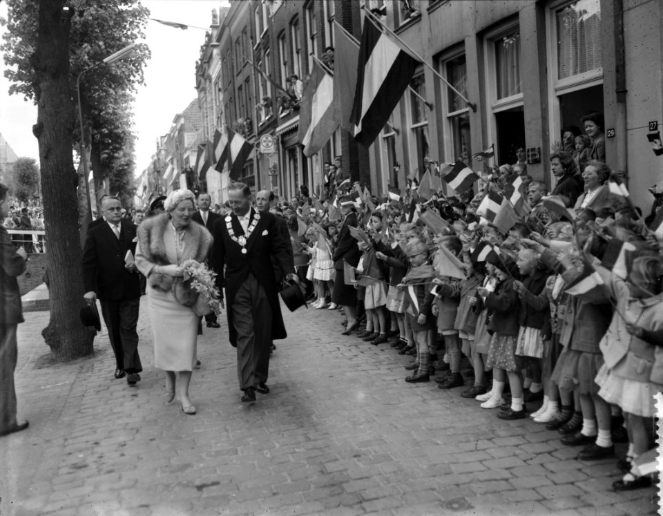 Koningin Juliana bezoekt de Krimpenerwaard, koningin Juliana en de burgemeester , Bestanddeelnr 909-5775