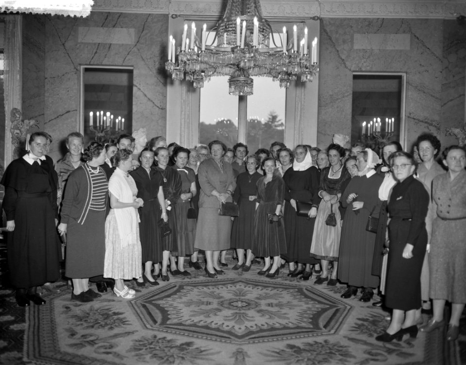Koningin Juliana bezoekt de tentoonstelling Start 5 in het Centraal Museum te , Bestanddeelnr 908-0895