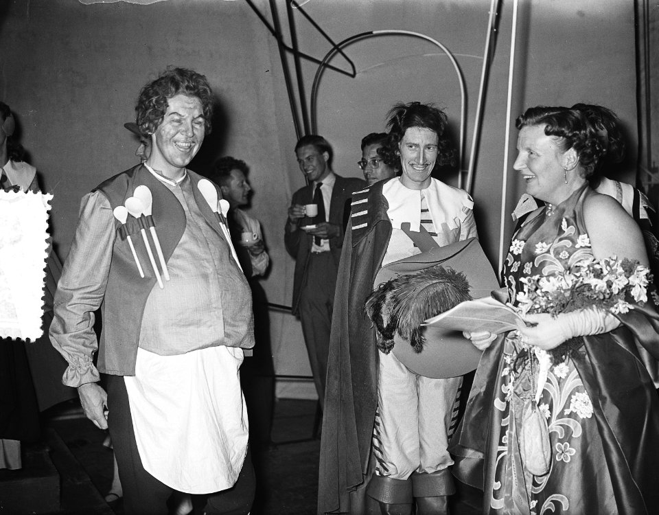 Koningin Juliana bezoekt de opvoering De Zwarte Tulp van Leidse studenten, Bestanddeelnr 907-1806