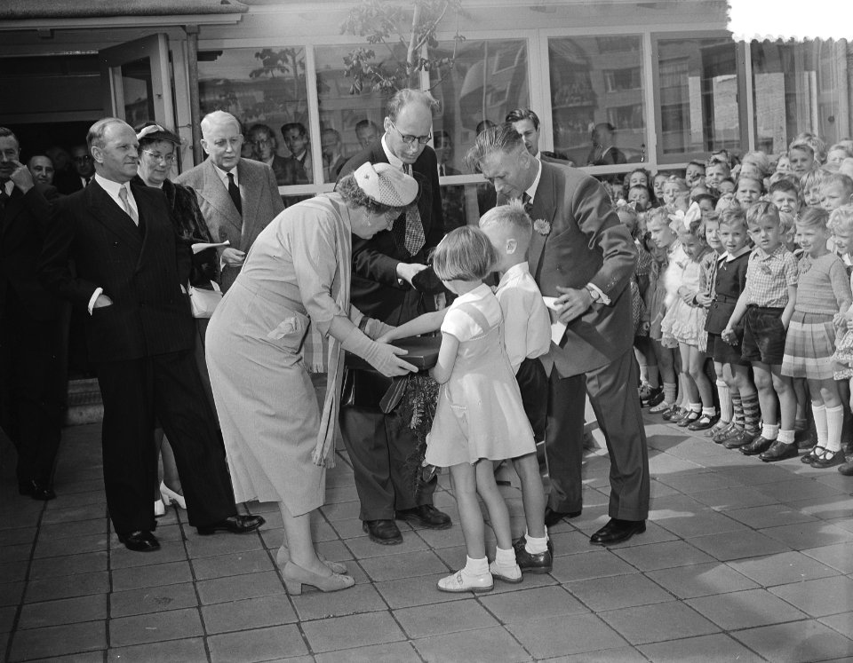Koningin Juliana bezoekt Beatrixschool in West, Bestanddeelnr 905-9432