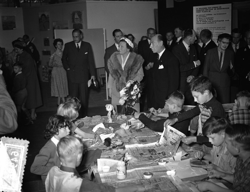 Koningin Juliana bezoekt een Sociaal Cultureel Centrum in Rotterdam, Bestanddeelnr 906-4986