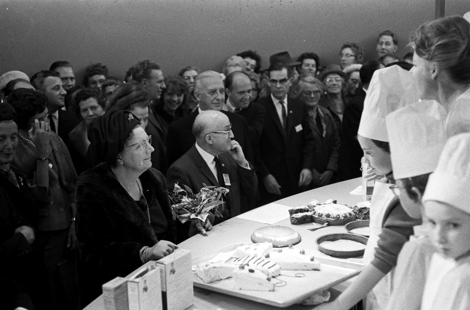 Koningin Juliana bezoekt een stand waar kinderen banket bakken, Bestanddeelnr 915-7365