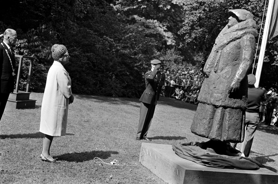Koningin Juliana bewondert het standbeeld, Bestanddeelnr 921-6565