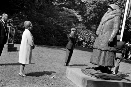 Koningin Juliana bewondert het standbeeld, Bestanddeelnr 921-6565