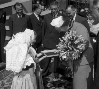 Koningin Juliana bezoekt een landbouwtentoonstelling in Utrecht en krijgt van tw, Bestanddeelnr 905-0984