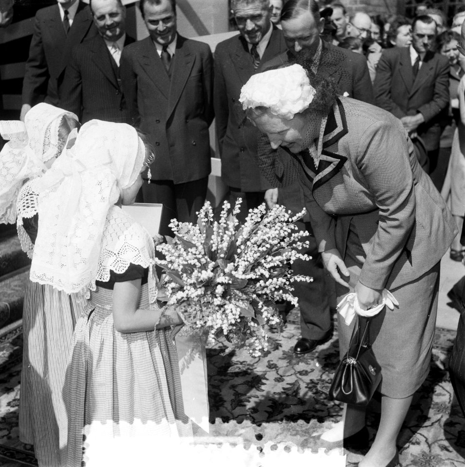 Koningin Juliana bezoekt een landbouwtentoonstelling in Utrecht en krijgt door t, Bestanddeelnr 905-0985