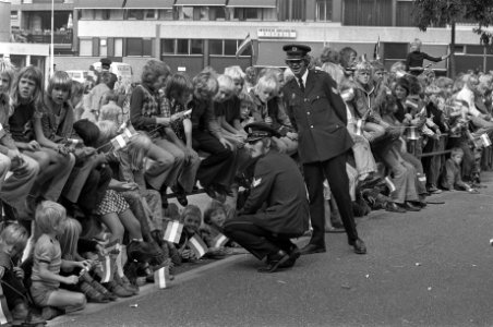 Koningin bezoekt Haren (Groningen) met bommelding politie controleert mensen, Bestanddeelnr 928-1454
