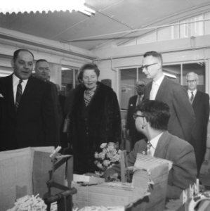 Koningin bezoekt Ede-Wageningen, rondgang door de werkplaats, Bestanddeelnr 911-1105