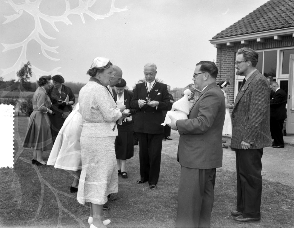 Koningin Juliana bezoekt de Landbouw Huishoudschool in Reuver, Bestanddeelnr 907-7599