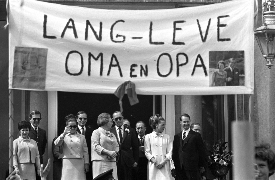 Koningin Juliana 58 jaar, defile op Paleis Soestdijk , v.l.n.r. Christina, Piete, Bestanddeelnr 920-2847