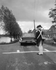 Koningin Juliana bezoekt de Krimpenerwaard, historisch figuur bij auto, Bestanddeelnr 909-5779