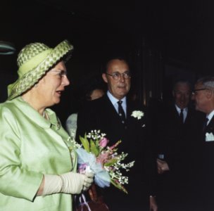 Koningin Juliana , Prins Bernhard en Pr. Beatrix bij opening Nederlandse Bank , , Bestanddeelnr 254-8099