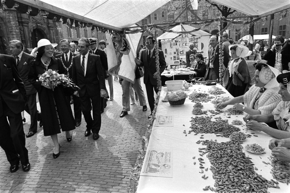 Kon. Beatrix en Prins Claus bij Nat. herdenkingsmanifestatie in Middelburg Koni, Bestanddeelnr 932-9581