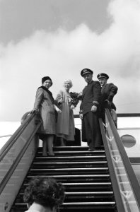 Kon. moeder Elisabeth van Belgie vertrekt naar Peking. Met Marie Jose (met wit h, Bestanddeelnr 912-9581