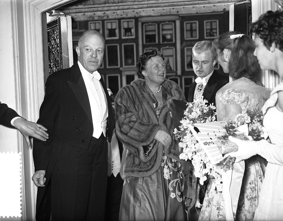 Koningin Juliana bezoekt de opvoering De Zwarte Tulp van Leidse studenten, Bestanddeelnr 907-1803