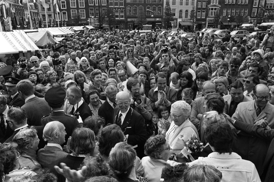 Koningin Juliana (rechtsvoor) baant zich een weg over een zeer druk marktplein, Bestanddeelnr 929-7623