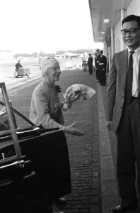 Kon. moeder Elisabeth van Belgie vertrekt naar Peking. Met Marie Jose (met wit h, Bestanddeelnr 912-9582