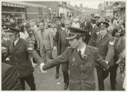 Koningin Juliana bezoekt de oude Amsterdamsebuurt, Zuidpolderstraat bij de Amsterdamstraat, ziende naar het oosten