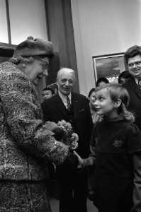 Koningin bij vijftig jarig bestaan Hollanse Molen, Koningin Juliana ontvangt blo, Bestanddeelnr 926-2580