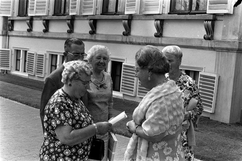 Koningin Juliana (rechts) luistert, Bestanddeelnr 923-5996