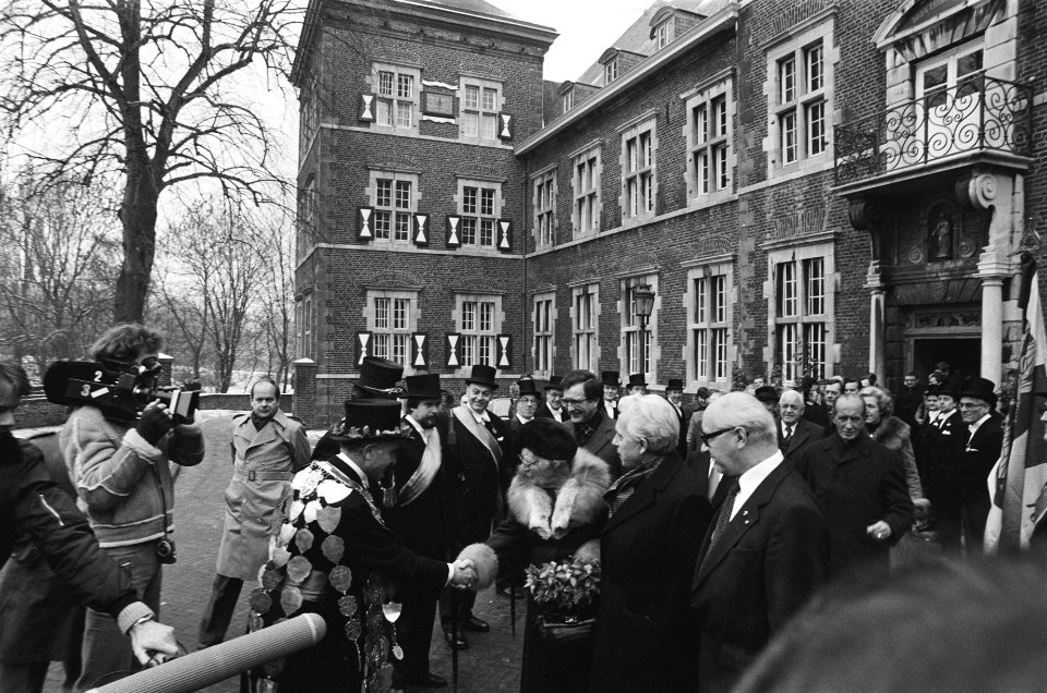 Koningin bezoekt oostelijke mijnstreek in Limburg vertrek met erehaag schutters, Bestanddeelnr 930-0225