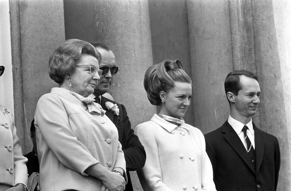 Koningin Juliana 58 jaar, defile op Paleis Soestdijk, v.l.n.r. Hare Majesteit , , Bestanddeelnr 920-2872