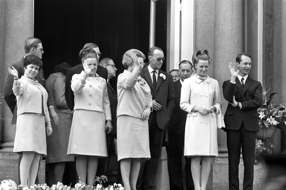 Koningin Juliana 58 jaar, defile op Paleis Soestdijk , Koninklijke familie op bo, Bestanddeelnr 920-2867