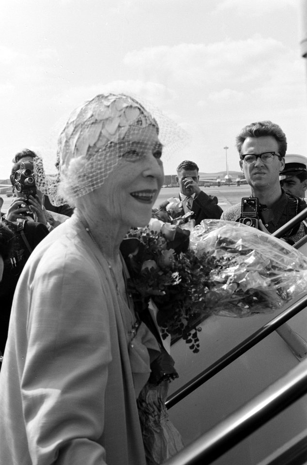 Kon. moeder Elisabeth van Belgie vertrekt naar Peking. Met Marie Jose (met wit h, Bestanddeelnr 912-9580