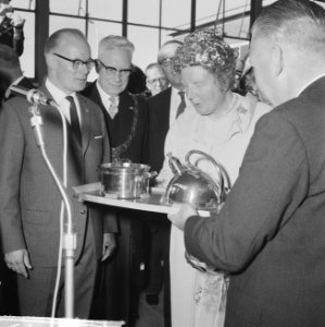 Koningin Juliana bekijkt roestvrij stalen producten Tweede van links burgemeest, Bestanddeelnr 914-3073