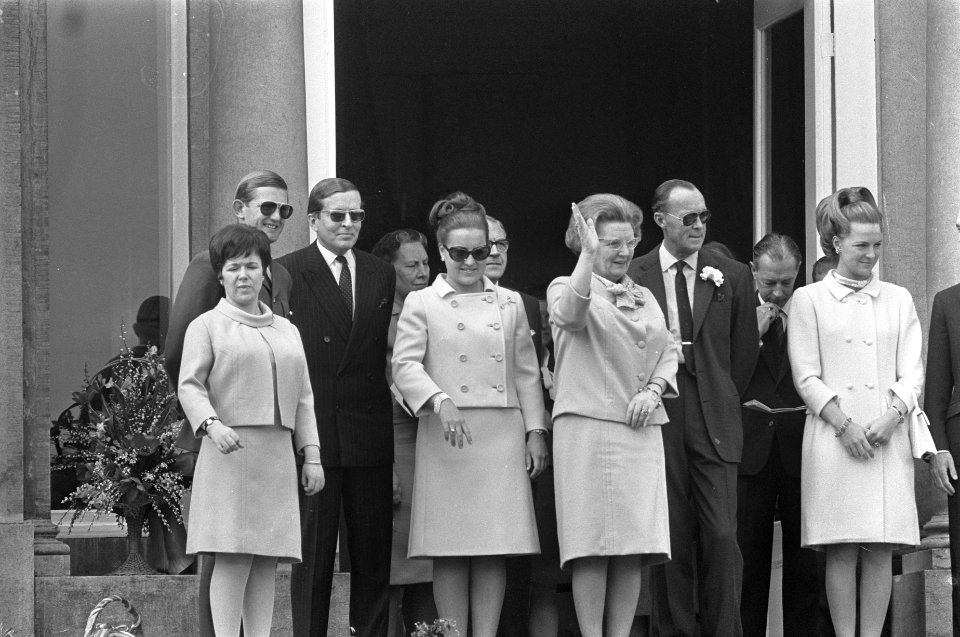 Koningin Juliana 58 jaar, defile op Paleis Soestdijk, Koninklijke familie op bor, Bestanddeelnr 920-2874