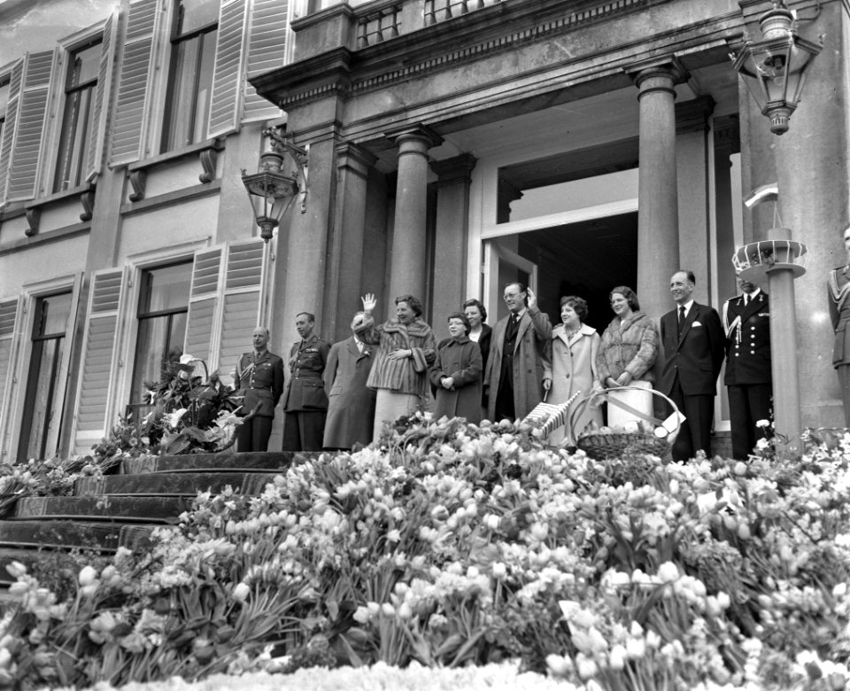 Koningin Juliana 50 jaar. Defile langs het bordes Paleis Soestdijk , v.l.n.r. Ha, Bestanddeelnr 910-3315