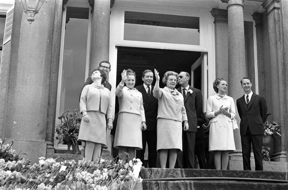 Koningin Juliana 58 jaar, defile op Paleis Soestdijk , Koninklijke familie op bo, Bestanddeelnr 920-2866