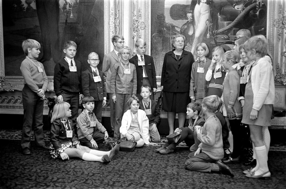 Koningin Juliana 22 schoolkinderen uit 11 provincies in verband met briefkaartak, Bestanddeelnr 922-9809