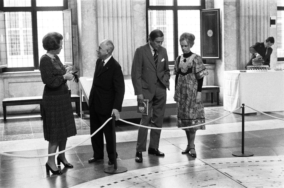 Koningin Juliana , Beatrix en Claus openen tentoonstelling Beelden te kijk in , Bestanddeelnr 929-2251
