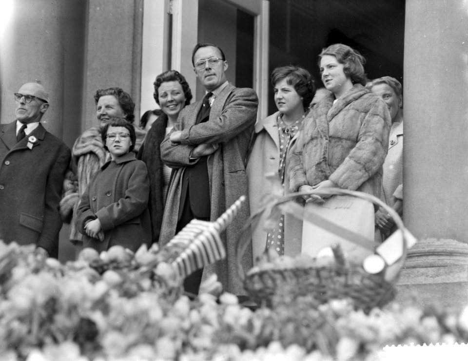 Koningin Juliana 50 jaar. Defile langs het bordes Paleis Soestdijk , v.l.n.r. Ha, Bestanddeelnr 910-3323