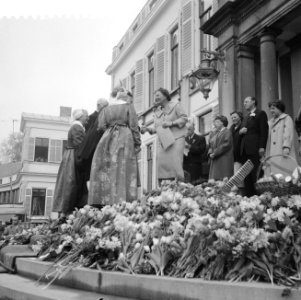 Koningin Juliana 50 jaar. Defile langs het bordes Paleis Soestdijk , aanbieding , Bestanddeelnr 910-3336