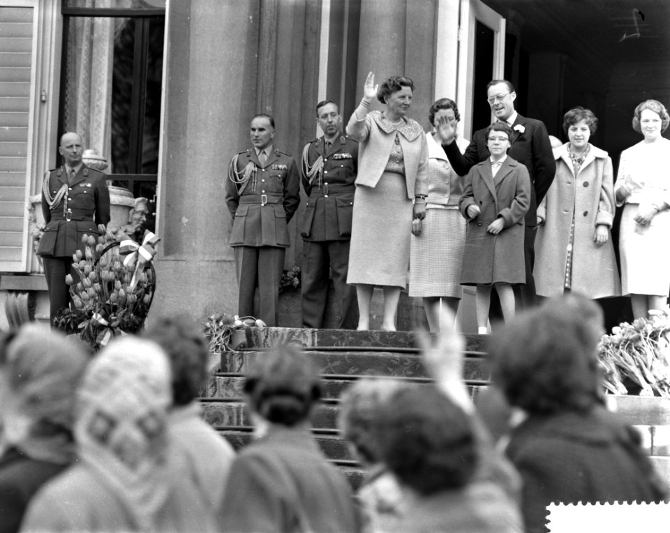 Koningin Juliana 50 jaar. Defile langs het bordes Paleis Soestdijk , Hare Majest, Bestanddeelnr 910-3311