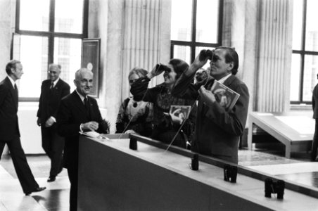 Koningin Juliana , Beatrix en Claus openen tentoonstelling Beelden te kijk in , Bestanddeelnr 929-2254