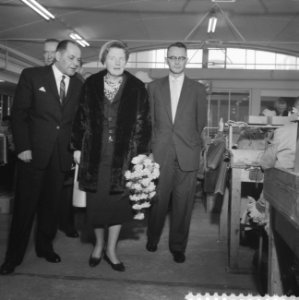 Koningin bezoekt Ede-Wageningen, rondgang door de werkplaats, Bestanddeelnr 911-1104