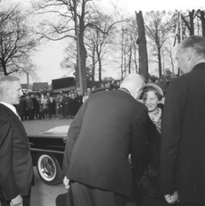 Koningin bezoekt Ede-Wageningen, begroeting door de burgemeester, Bestanddeelnr 911-1099
