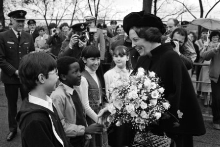 Koningin Beatrix wordt bij aankomst begroet door leerlingen van de International, Bestanddeelnr 932-5322